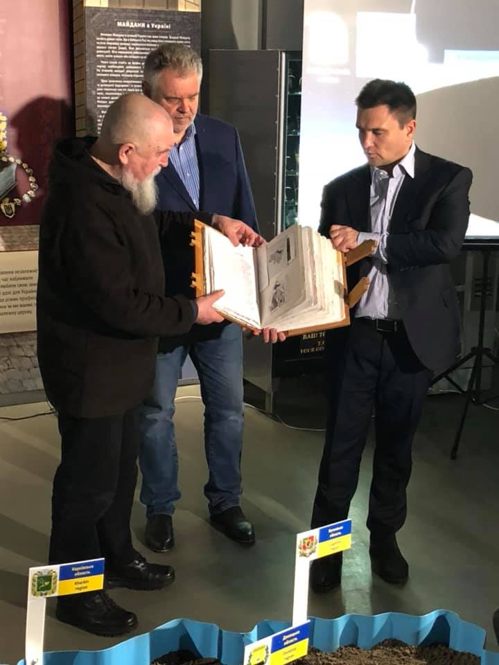 Від тепер унікальний примірник “Книги Добра” зберігатиметься в надсучасному музеї «Становлення української нації».