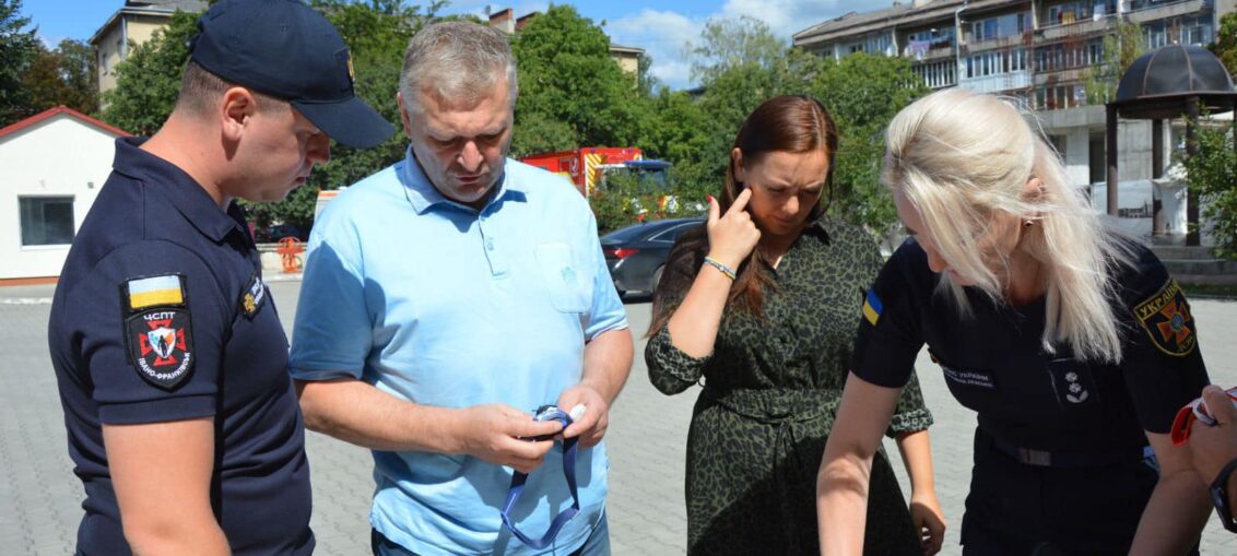 Команда БФ “Чисті серцем” передала рятувальникам Прикарпаття 50 сучасних французьких налобних ліхтариків Petzl Actik