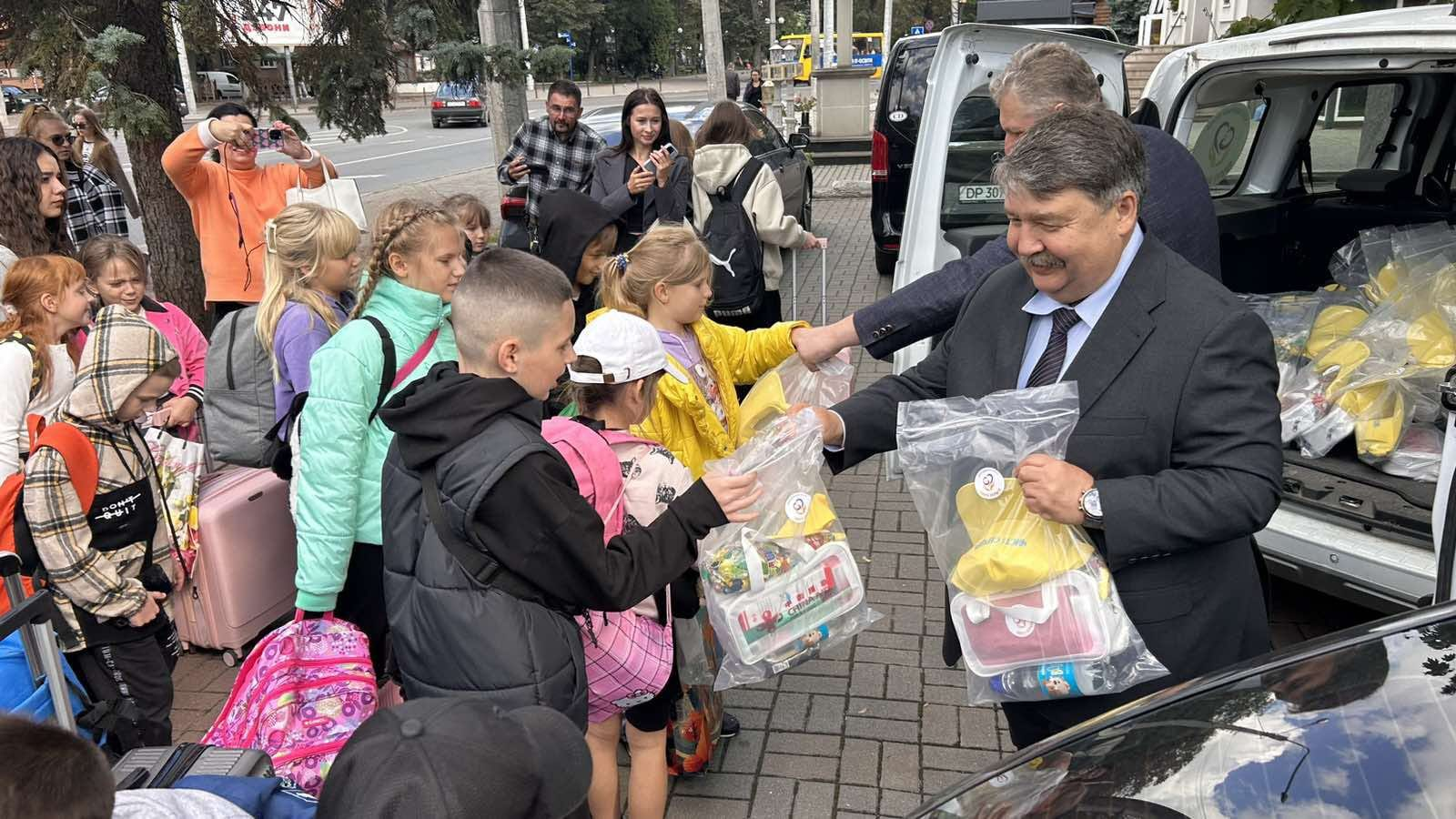 Сьогодні Благодійний фонд «Чисті серцем» разом із Генеральним консулом Угорщини в Ужгороді паном Йожефом Бачкаї зустріли 35 дітей із Одеської та Харківської областей