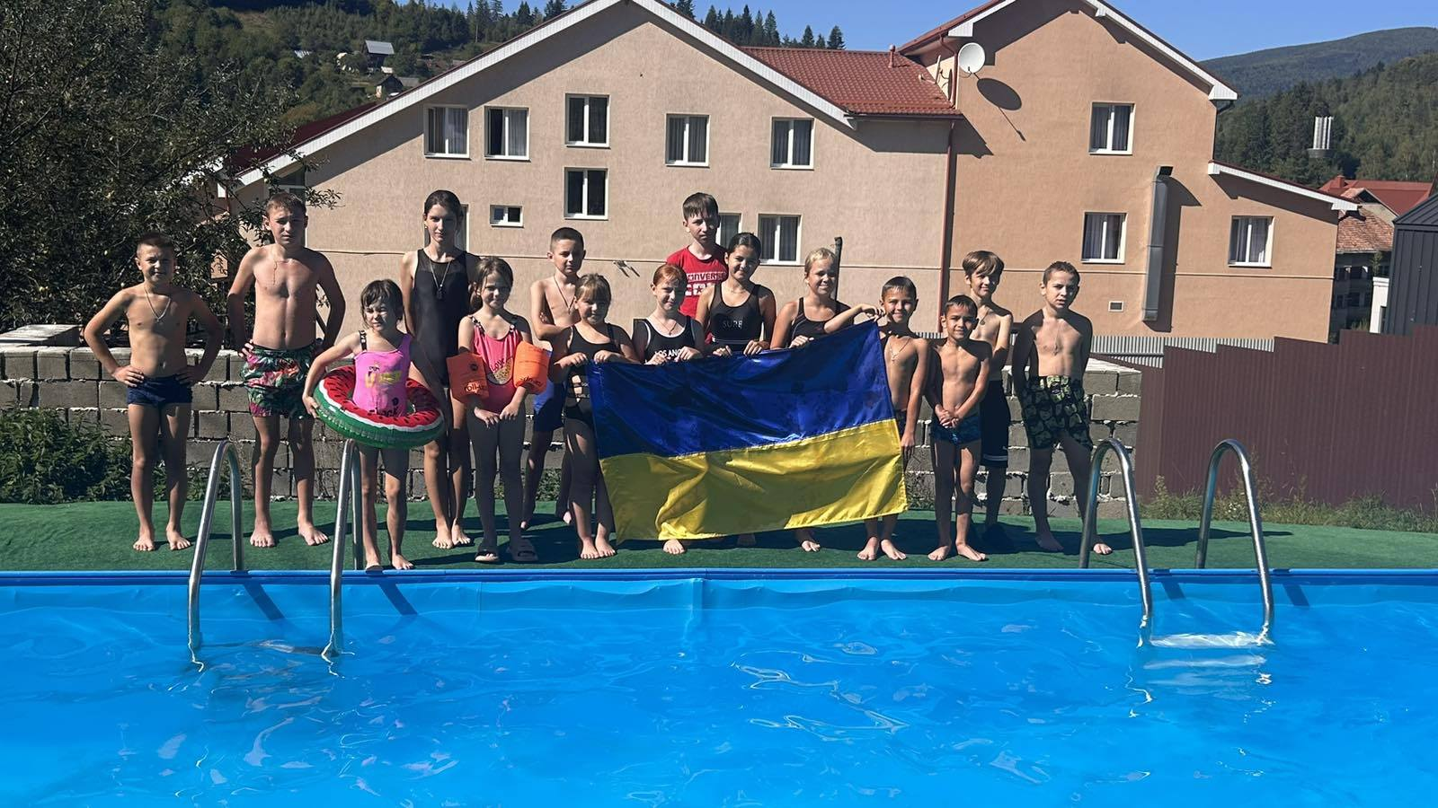 Четвертий день безпекового табору для дітей з прифронтових Одещини і Харківщини у м.Яремча видався напрочуд теплим і сонячним, тому організаторами, вожатими, та дітьми було прийняте одностайне рішення – провести його за купанням в басейні