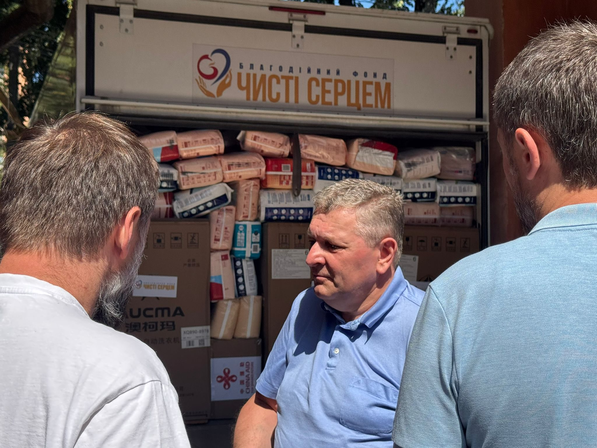 Команда Благодійного фонду «Чисті серцем» разом з головою Чернівецької обласної ради Олексієм Бойко передала гуманітарну допомогу для Чернівецької духовної семінарії імені митрополита Євгенія Гакмана та Чернівецької обласної клінічної лікарні