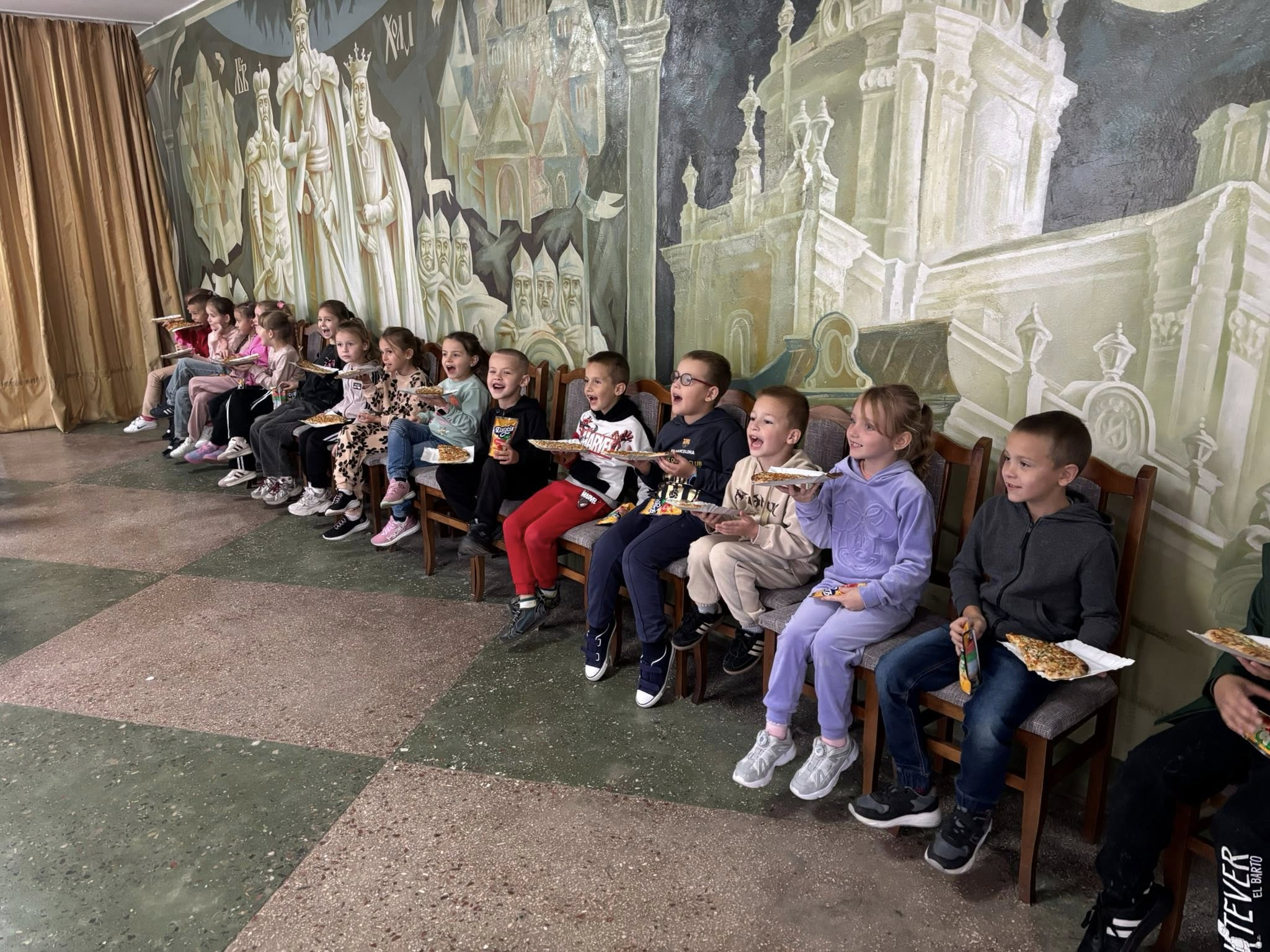 Команда БФ “Чисті Серцем” спільно з партнерами з БФ “HOPEFULL” та ГО “Інститут суспільних ініціатив” пригостили смачними піцами більше шестисот учнів