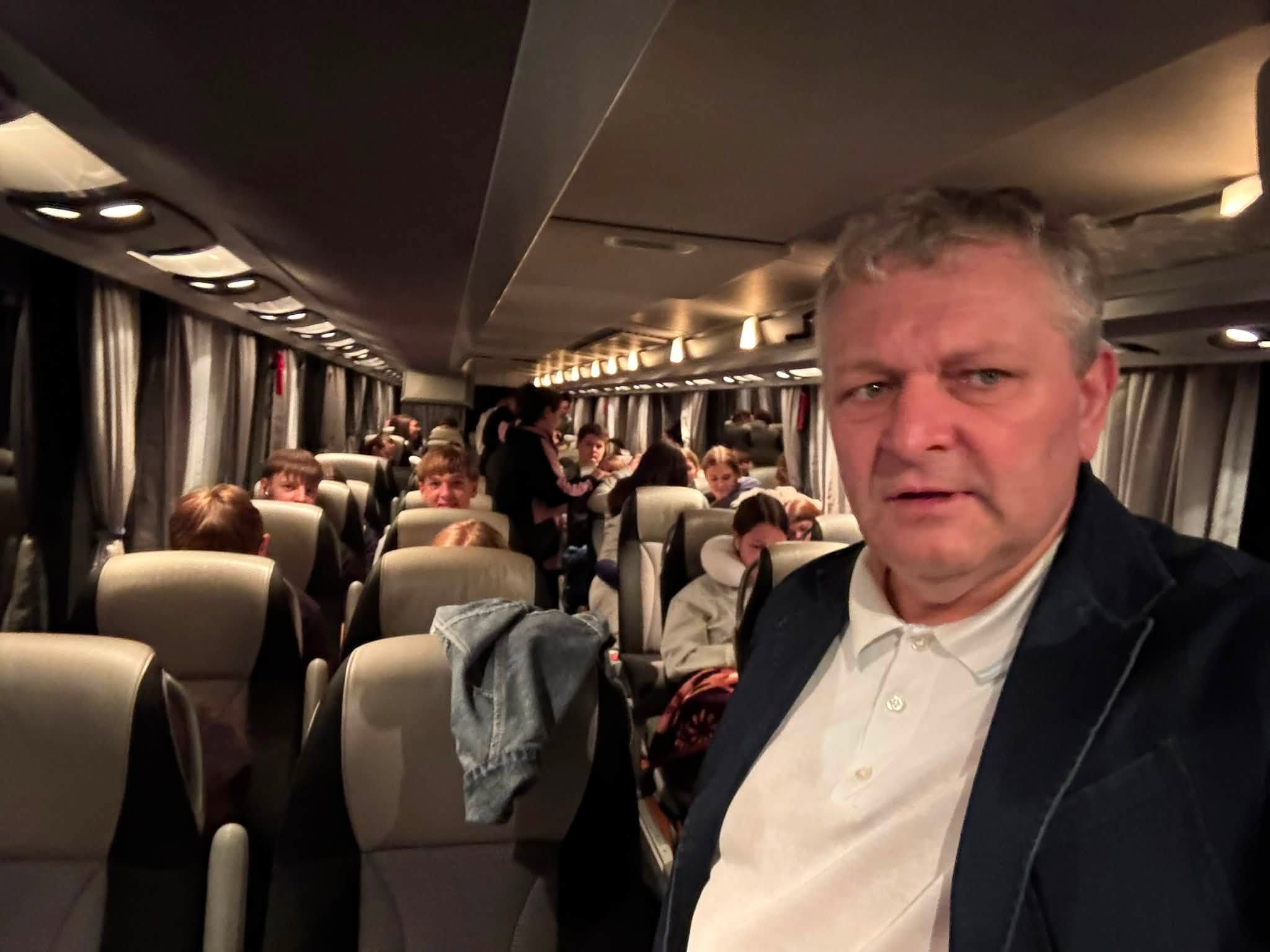40 дітей та дорослі супроводжуючі з Івано-Франківщини поїхали на відпочинок до мальовничого табору у м.Шаторалйауйхель в Угорщині